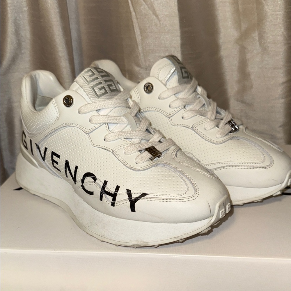 π€ Authentic Givenchy GIV Runner Logo Sneakers White 7 37 π€ - Picture 9 of 15